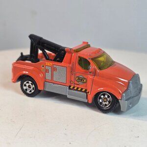 Matchbox 2005 Tow Truck MBX Series Diecast Model